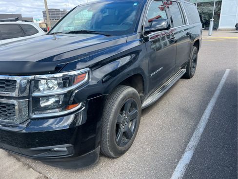 Used 2019 Chevrolet Suburban LT image 3