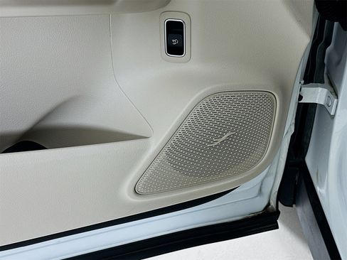 Certified 2025 Mercedes-Benz GLB 250 4MATIC image 20