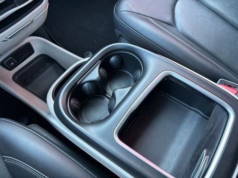 Used 2024 Chrysler Pacifica Touring-L image 32