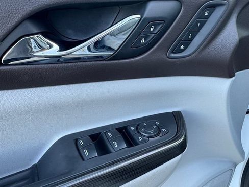 Used 2021 GMC Acadia SLT w/ Technology Package FWD image 5