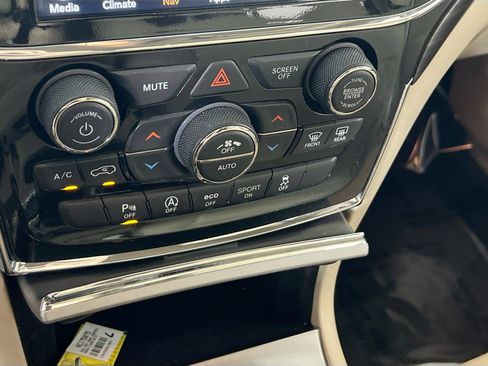 Used 2022 Jeep Grand Cherokee Laredo E image 16