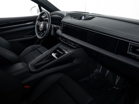 Certified 2025 Porsche Macan 4S Electric AWD/4WD image 12
