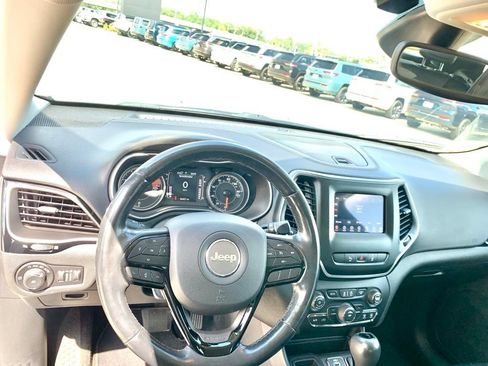 Used 2021 Jeep Cherokee Latitude Plus FWD image 11