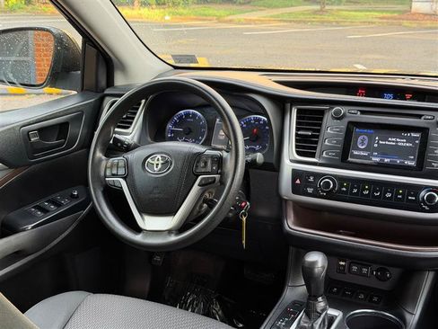 Used 2019 Toyota Highlander LE AWD/4WD image 24