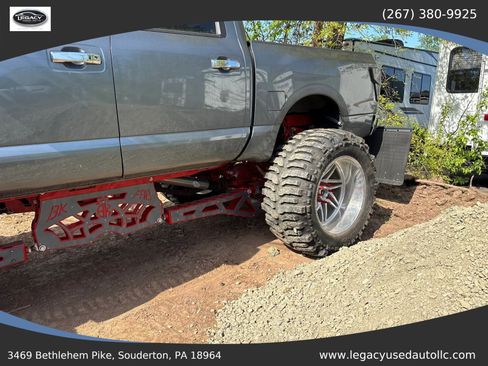 Used 2017 Nissan Titan SV image 6