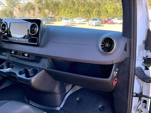 Used 2024 Mercedes-Benz Sprinter 2500 image 18