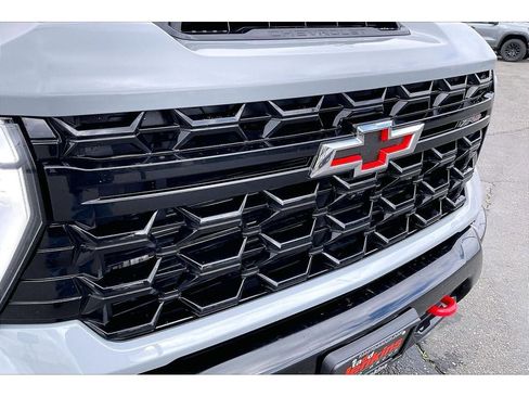 Used 2024 Chevrolet Silverado 2500 ZR2 w/ Technology Package AWD/4WD image 31