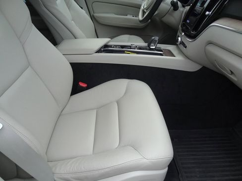 Used 2022 Volvo XC60 B5 Momentum w/ Protection Package Premier FWD image 19