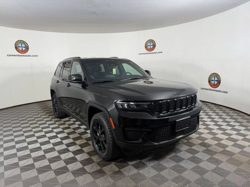 Used 2025 Jeep Grand Cherokee Altitude AWD/4WD image 18