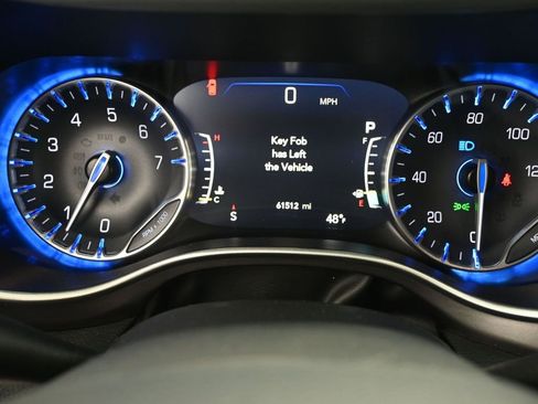 Used 2023 Chrysler Pacifica Touring-L FWD image 10