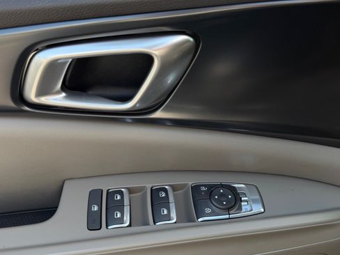 Used 2025 Kia Carnival FWD image 12