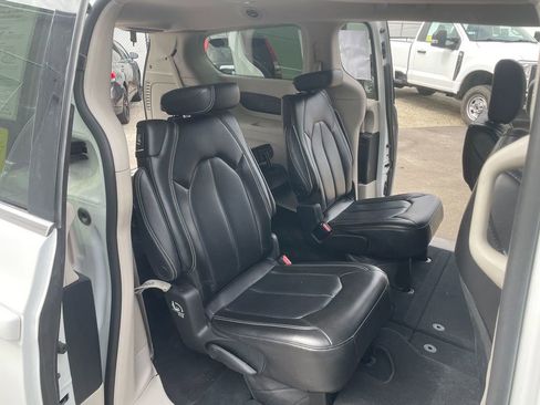 Used 2023 Chrysler Pacifica Touring-L image 26