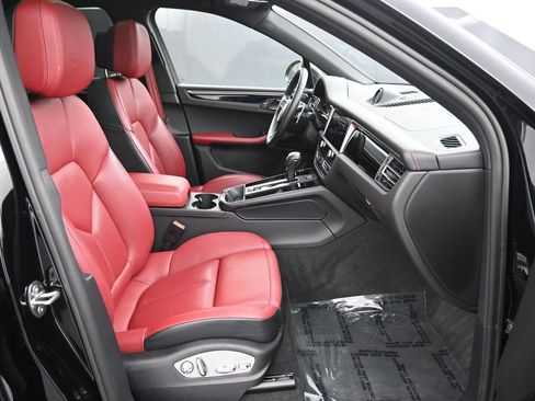 Certified 2024 Porsche Macan AWD/4WD image 29