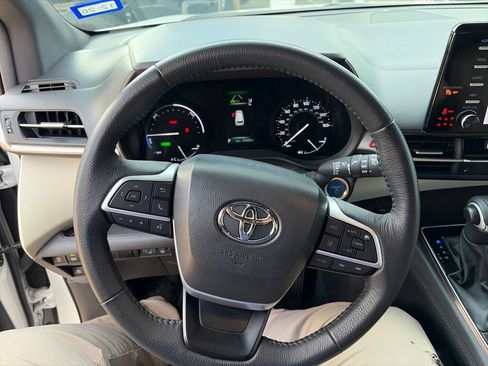 Used 2024 Toyota Sienna XLE FWD image 13
