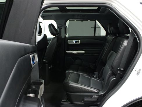 Used 2022 Ford Explorer Limited w/ Equipment Group 301A AWD/4WD image 13
