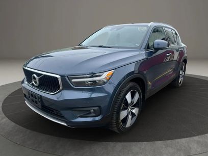 Used 2022 Volvo XC40 T5 Momentum w/ Premium Package