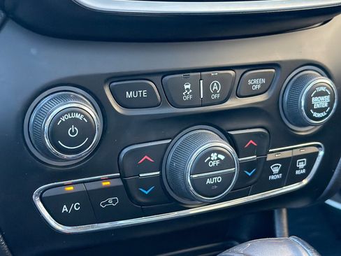 Used 2020 Jeep Cherokee Limited w/ Technology Group AWD/4WD image 21