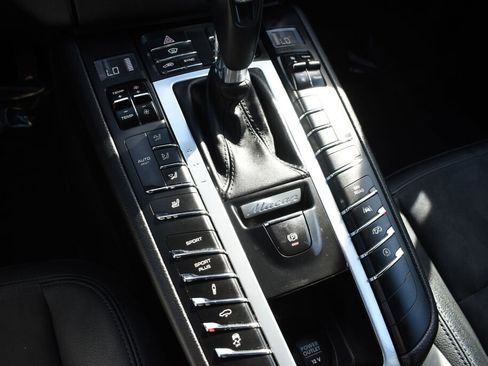 Used 2018 Porsche Macan Sport Edition image 28