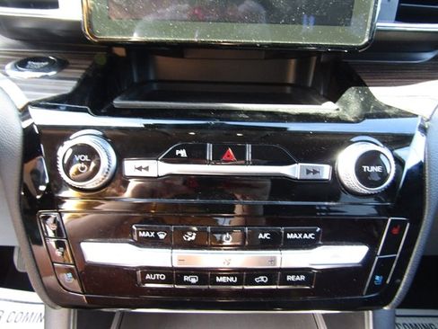 Used 2024 Ford Explorer Limited image 19