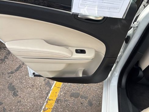 Used 2017 Chrysler 300 C image 11