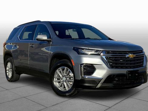 Used 2023 Chevrolet Traverse LT image 2