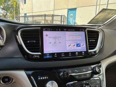 Used 2024 Chrysler Pacifica Touring-L image 24