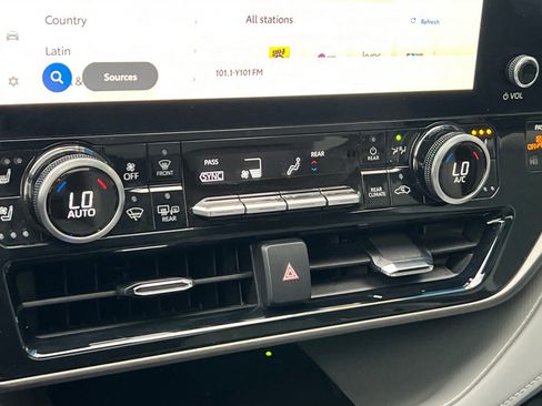 Used 2024 Toyota Highlander LE image 21