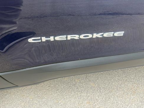 Used 2016 Jeep Cherokee Sport AWD/4WD image 9