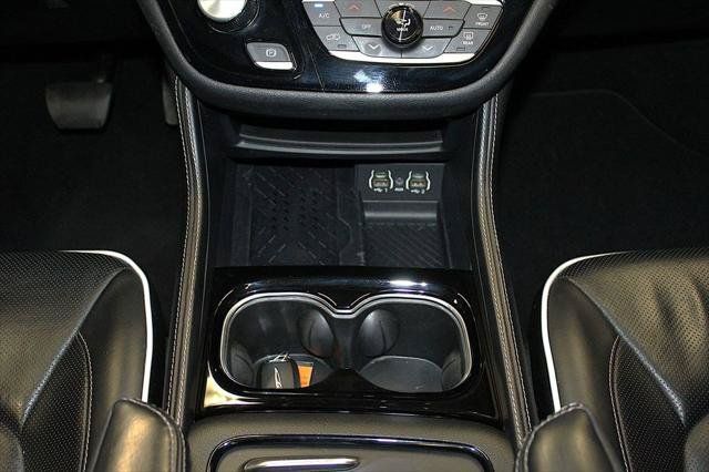 Certified 2025 Chrysler Pacifica Limited FWD image 23