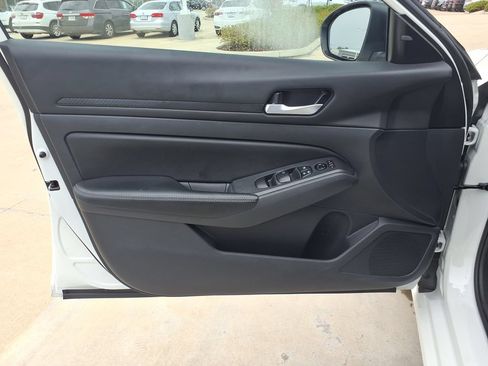 Used 2025 Nissan Altima 2.5 SV FWD image 12