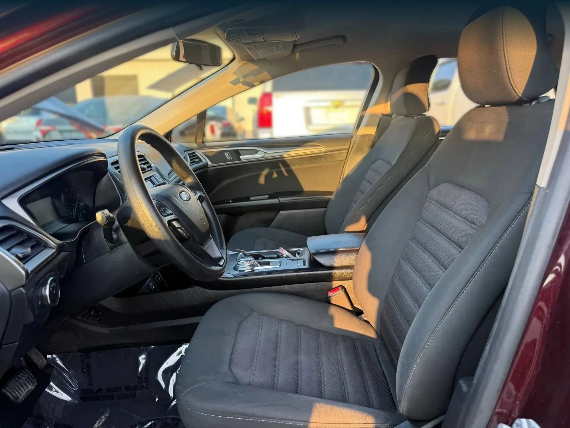 Used 2017 Ford Fusion SE FWD image 2