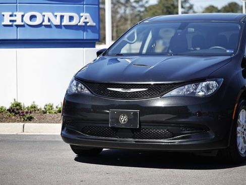 Used 2022 Chrysler Voyager LX image 2