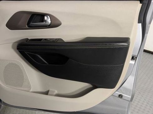 Used 2020 Chrysler Voyager Lxi image 22