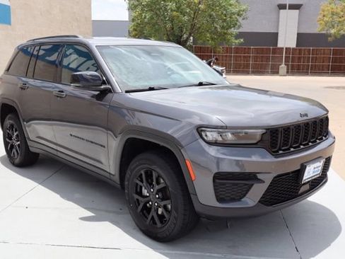 Used 2024 Jeep Grand Cherokee Altitude RWD image 4