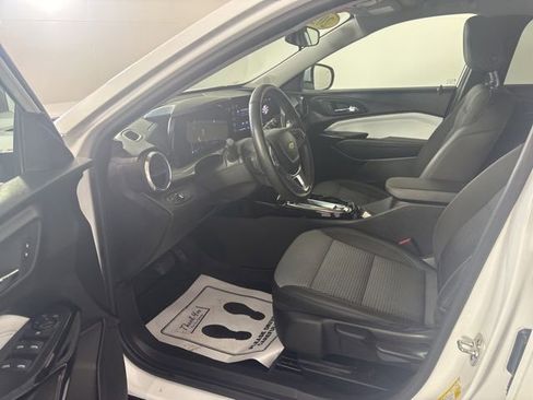 Used 2025 Chevrolet Trax LT w/ Driver Confidence Package FWD image 2