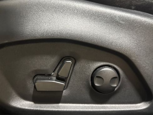 Used 2025 Jeep Compass Limited image 18