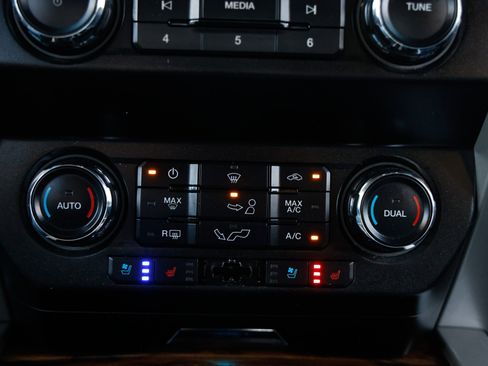 Used 2020 Ford F150 Lariat image 34