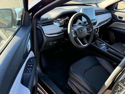 Certified 2025 Jeep Compass Latitude image 9