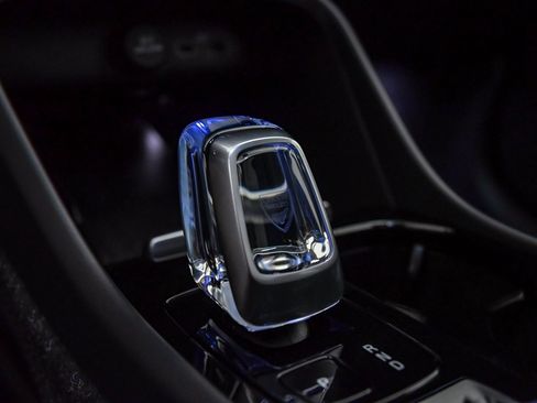 Used 2025 Volvo XC40 B5 Ultra w/ Climate Package image 24