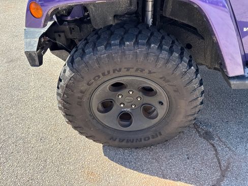 Used 2017 Jeep Wrangler Unlimited Sahara w/ Max Tow Package image 11