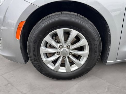 Used 2020 Chrysler Pacifica Touring-L image 14