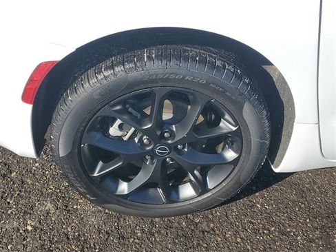 New 2026 Chrysler Pacifica Limited w/ Uconnect Theater Family Group image 32