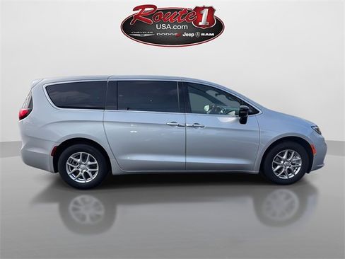 New 2026 Chrysler Pacifica Select w/ S Appearance Package image 7