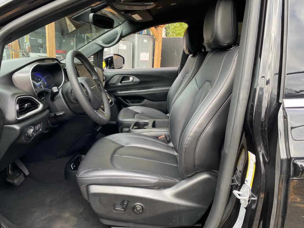 Used 2025 Chrysler Pacifica Select FWD image 12