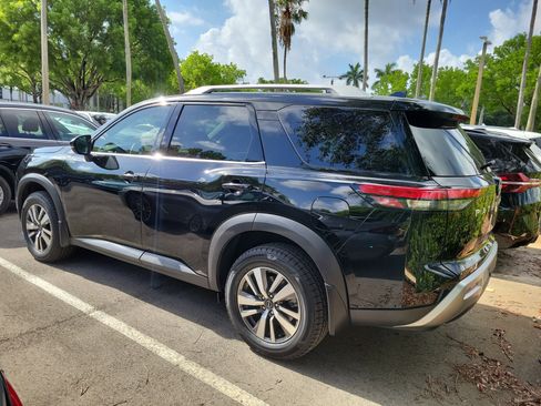 Used 2025 Nissan Pathfinder SL FWD image 3