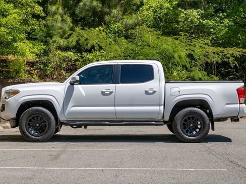 Used 2017 Toyota Tacoma SR w/ Tow Package AWD/4WD image 9