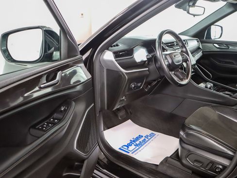 Used 2022 Jeep Grand Cherokee Altitude image 3