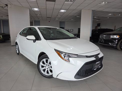 Used 2021 Toyota Corolla LE image 1