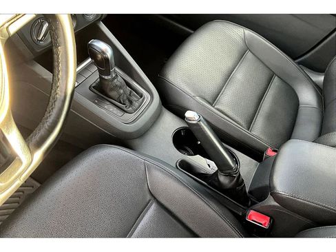 Used 2017 Volkswagen Jetta SE image 16