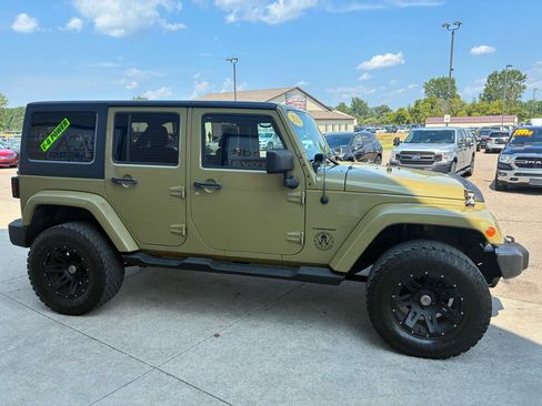 Used 2013 Jeep Wrangler Unlimited Sahara w/ Connectivity Group AWD/4WD image 4